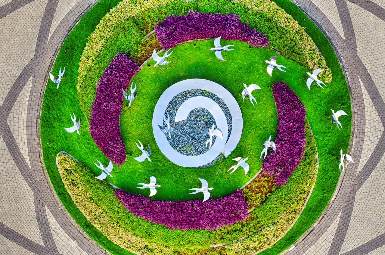 Professional garden maintenance kit by Drawingonline